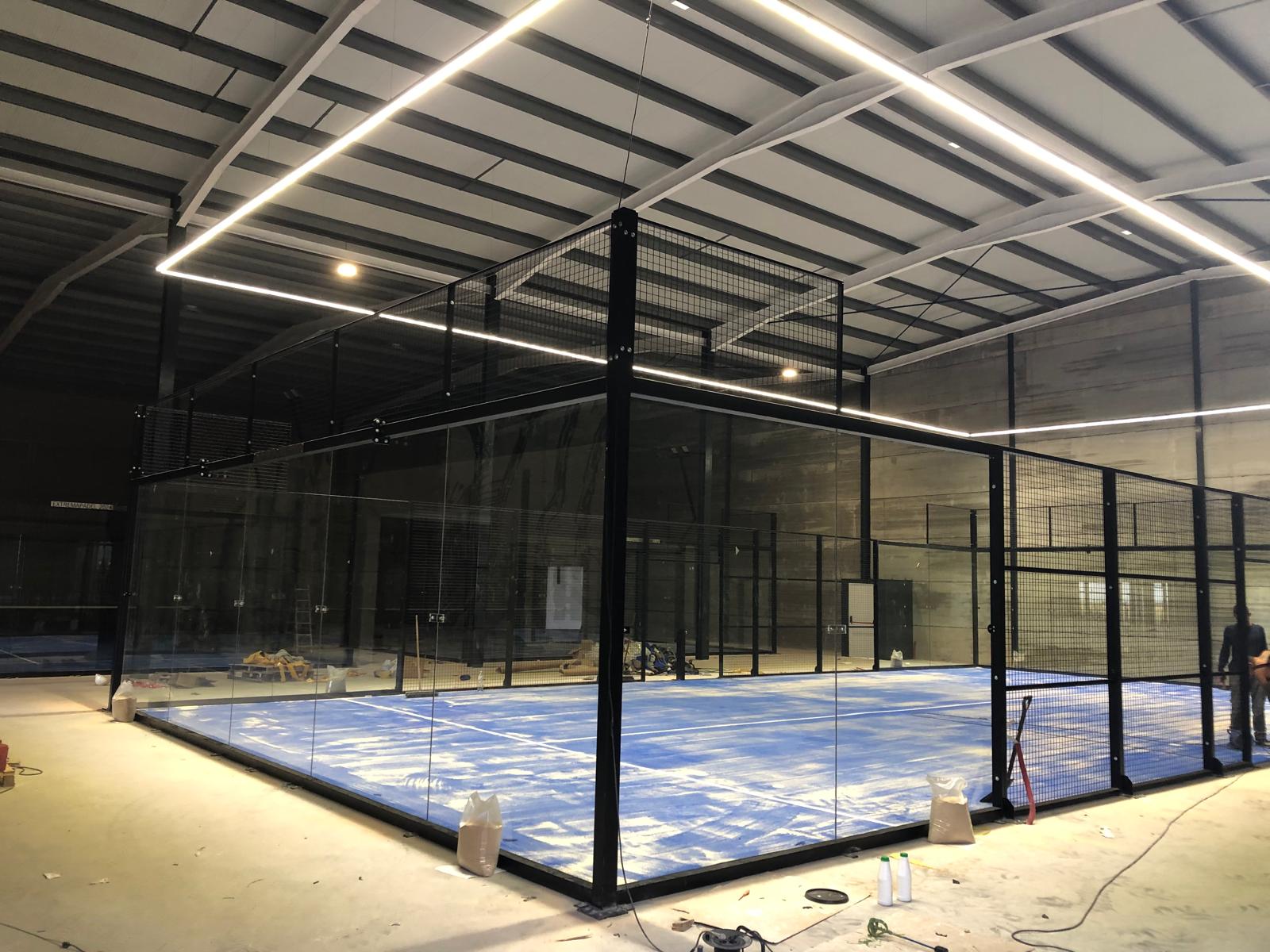XPANORAMA Padelplatz Indoor mit Panorama-Glaswänden